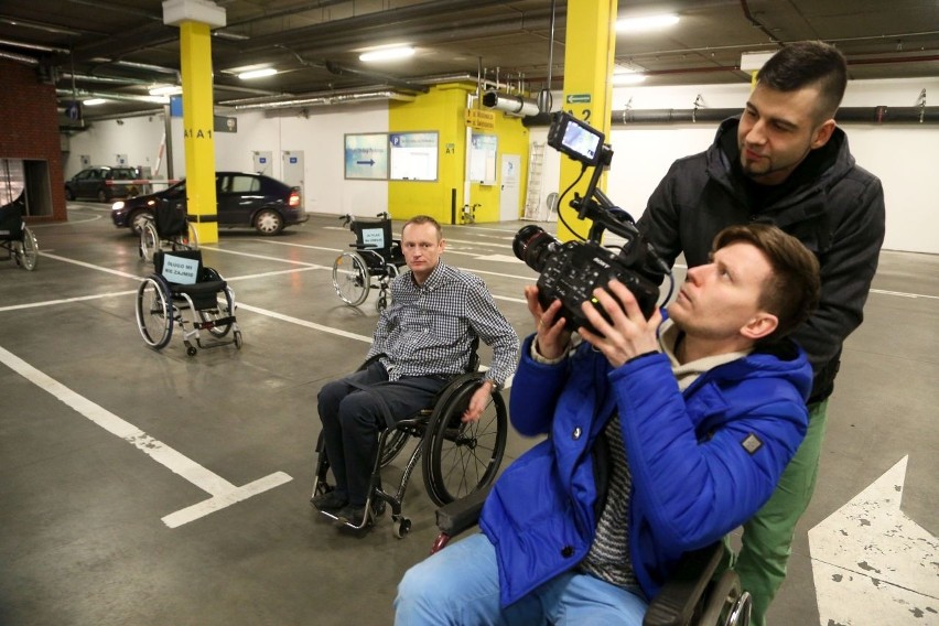 Akcja Fundacji Impuls. Zablokowali miejsca postojowe wózkami inwalidzkimi (zdjęcia, wideo)