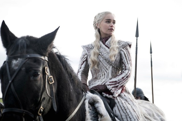 Daenerys Targaryen ("Gra o tron")Jedna z bohaterek hitowego serialu HBO. Jest stanowcza, sprytna i ma w sobie ogromną charyzmę, która pozwala jej na zjednanie sobie tłumów. No i posiada smoki… A chyba nikt, nie chce sprzeciwiać się komuś takiemu?W rolę Denearys wcielała się Emilia Clarke.fot. East News