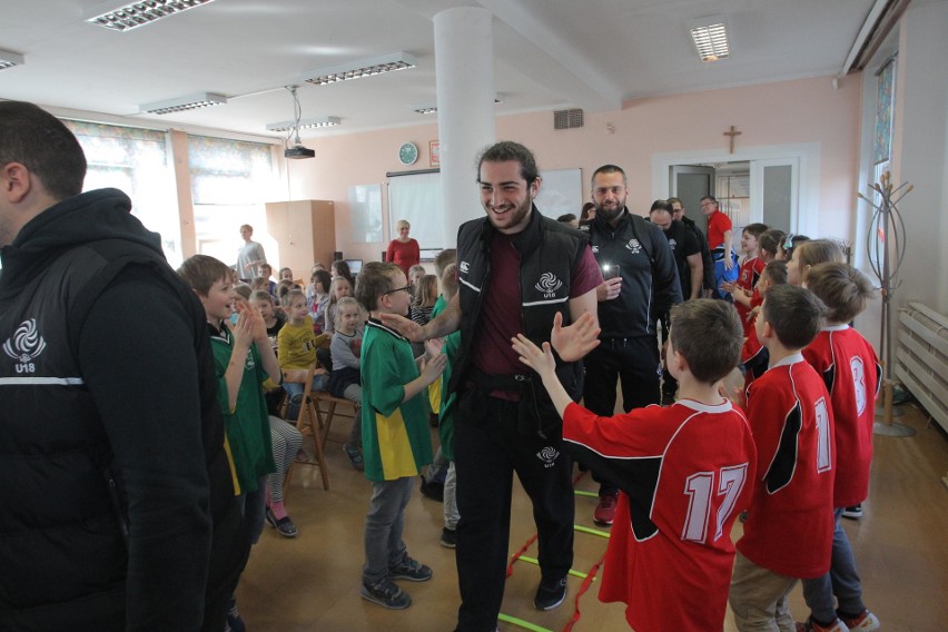 Rugbyści z Gruzji odwiedzili dzieci i młodzież w Szkole Podstawowej nr 5 na Wildzie! [ZDJĘCIA]