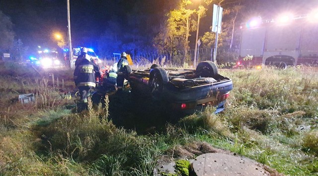 W środę (7 października) wieczorem w Koronowie (powiat bydgoski) doszło do bardzo groźnego wypadku. Jak donosi OSP KSRG Koronowo, podczas dachowania auta marki Toyota kierowca wypadł z pojazdu i został nim przygnieciony.Więcej zdjęć na następnych stronach. Przesuń zdjęcie gestem lub naciśnij strzałkę w prawo.