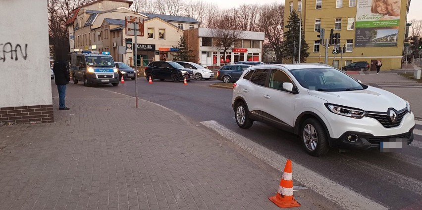 Potrącenie mężczyzny na przejściu dla pieszych w Słupsku. Pieszy nie odniósł poważnych obrażeń