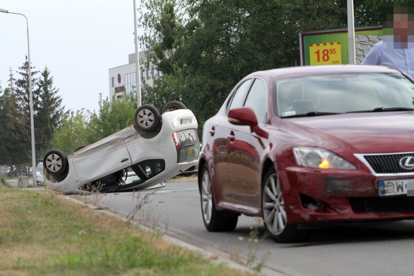 Wypadek na Żmigrodzkiej. Volkswagen dachował po zderzeniu z lexusem (ZDJĘCIA)