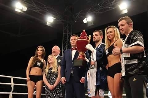 Tomasz Mazur (w środku) z Pucharem Burmistrza Siemiatycz, po zwycięskiej walce wieczoru podczas gali Siemiatycze Boxing Show