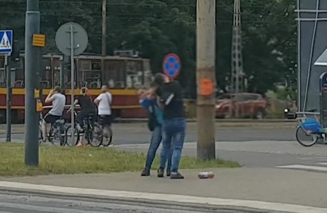 Damska bójka przy skrzyżowaniu ul. Przybyszewskiego i al. Śmigłego - Rydza