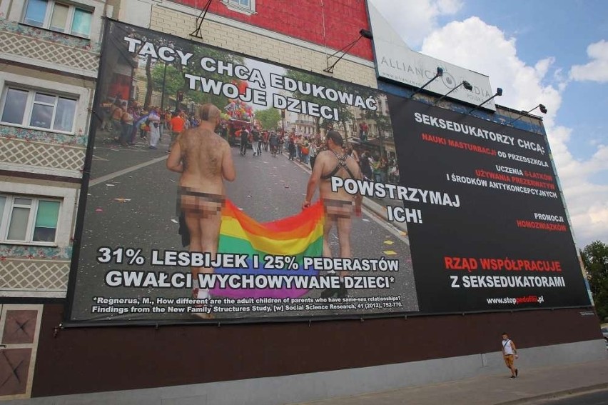 Ogromny billboard Fundacji "PRO-prawo do życia" wśród...