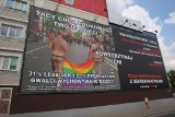 Wulgarny plakat na Śródce: Nadzy mężczyźni i seksedukacja