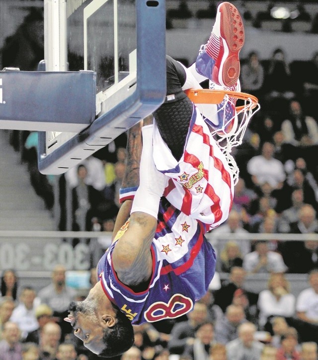 Gdy gra drużyna Harlem Globetrotters, do kosza może wpaść nie tylko piłka.