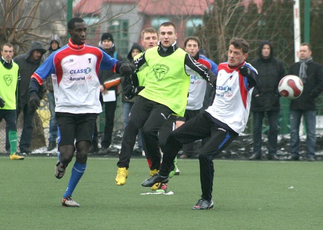 Napastnik "Stalówki", Damian Paprocki (w środku) zagra w sparingu w barwach Sokoła Nisko.