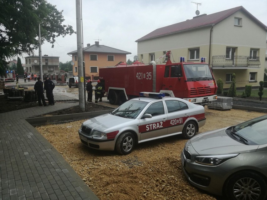 Uszkodzony gazociąg przy ul. Karpackiej w Kędzierzynie-Koźlu. Trwa ewakuacja mieszkańców