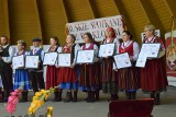 Finał konkursu Buskie Spotkania z Folklorem w Parku Miejskim w Kielcach. Długi korowód przez miasto i ludowe brzmienia. Mamy film i zdjęcia