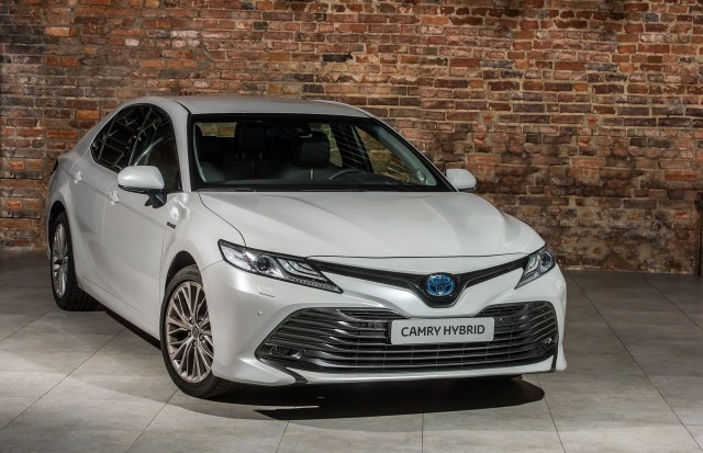 Toyota Camry Układ hybrydowy zastosowany w aucie składa się z 2,5-litrowego, czterocylindrowego silnika benzynowego z nowej serii Dynamic Force Engine oraz silnika elektrycznego. Łącznie generują one moc 218 KM (160 kW) i rozpędzają auto do 100 km/h w 8,3 s. Auto wyróżnia się niskim średnim zużyciem paliwa od 4,2-4,3 l/100 km oraz emisją CO2 od 99-101 g/km wg NEDC. Hybrydowa Camry może jechać w trybie EV (elektrycznym) nawet do prędkości 125 km/h. Fot. Toyota