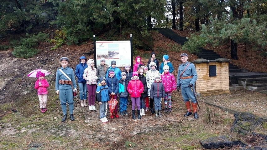 Gmina Kozienice. Uczniowie z szkoły w Kociołkach wzięli udział w wyjątkowej lekcji historii