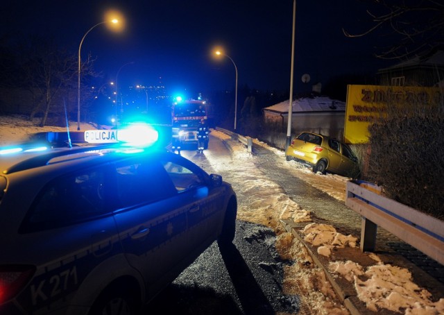 W czwartek rano, 54-letnia kierująca toyotą jadąc ul. Sobieskiego w Przemyślu, na łuku drogi wpadła w poślizg i uderzyła w latarnię. Pojazd wjechał do rowu i zatrzymał się na ogrodzeniu. Mieszkanka pow. przemyskiego podróżowała sama. Karetka pogotowia ratunkowego zabrała ją do szpitala z urazem kręgosłupa. Kobieta pozostała na leczeniu.