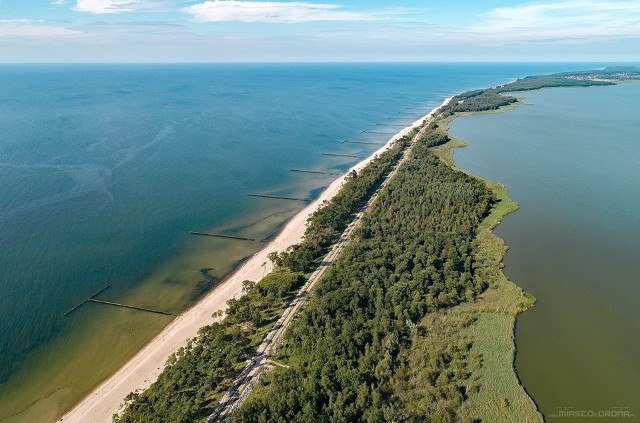 Fantastyczne ujęcia plaży, lasów, jeziora Kopań oraz Darłowa uwiecznił swoim dronem Sebastian Kołodziejek, który od lat odwiedza powiat sławieński. Zdjęcia pokazują m.in. piaszczyste plaże Darłowa i okolic. Są też ujęcia jeziora Kopań w gminie Darłowo. Powierzchnia zwierciadła wody tego jeziora według różnych szacunków wynosi około 880 ha. Więcej zdjęć na stronie autora fotografii, Sebastiana Kołodziejka Miasto z Drona;nfZobacz także: Rozmowa Tygodnia GK24