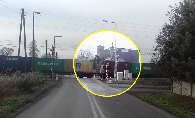 - Na strzeżonym przejeździe kolejowym w Wagańcu szlabany są podniesione, mimo że przejeżdża pociąg - sygnalizuje zaniepokojony internauta. Na miejsce pojechała policja.Czytaj dalej ➤➤