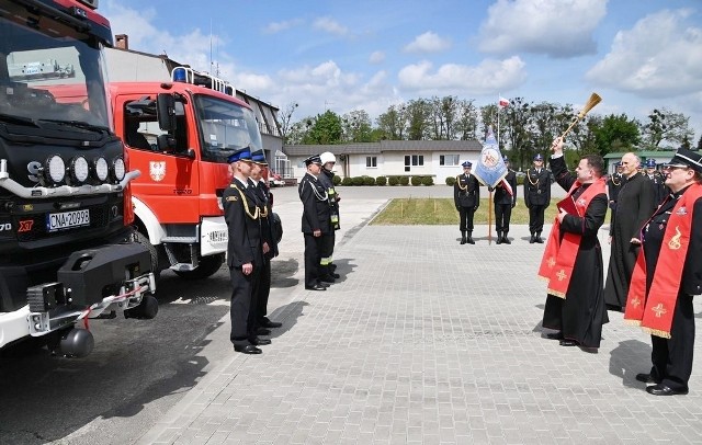 Kapelan kujawsko-pomorskich strażaków ks. kan. Mariusz Stasiak święci wozy dla strażaków PSP z Szubina i druhów OSP z Górek Zagajnych
