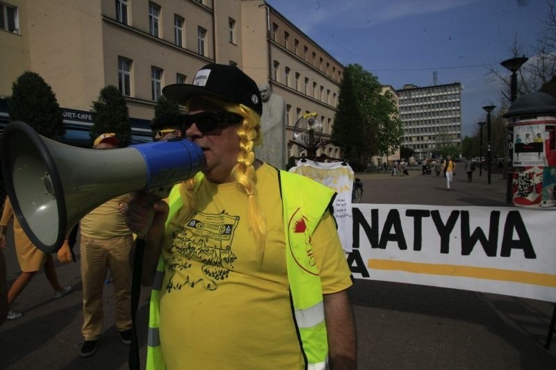 Żółta Alternatywa żąda uwolnienia kaczki! Happening w pasażu Schillera