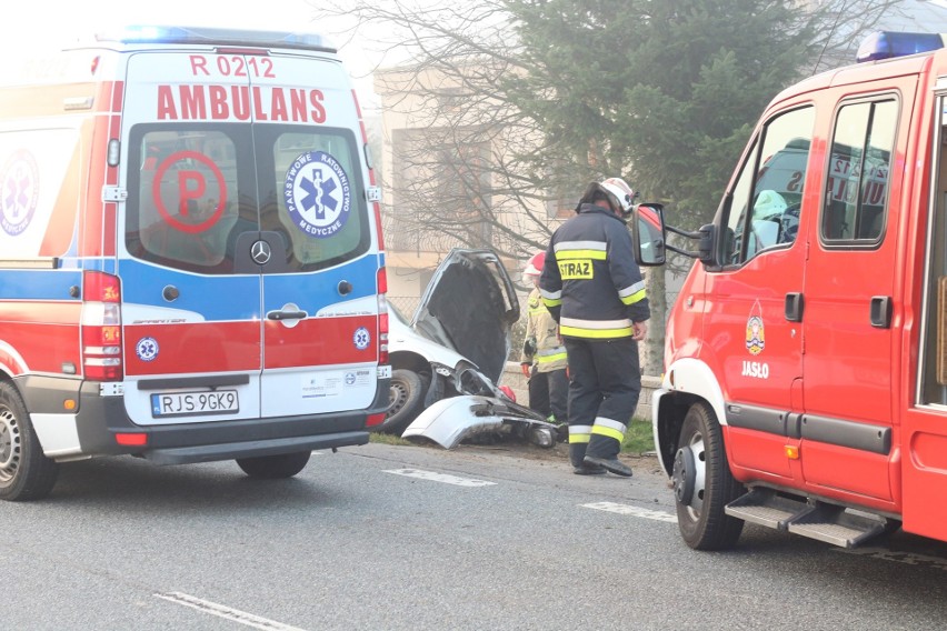 Wypadek w Świechowej k.Jasła. Z niewyjaśnionych przyczyn zjechał z drogi i z całym impetem uderzył w betonowy przepust (ZDJĘCIA)