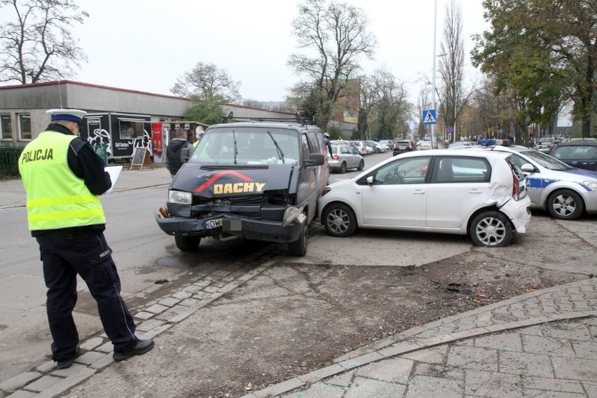 Wypadek volkswagena przy Polince. Kierowca: "Wpadłem w poślizg, bo na drodze był piasek" [ZDJĘCIA]