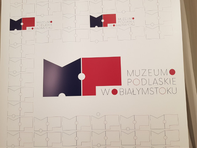 We czwartek w głównej siedzibie Muzeum Podlaskiego w Białymstoku został zaprezentowany nowy logotyp muzeum. W konferencji z tej okazji uczestniczyli między innymi: marszałek Artur Kosicki, dyrektor muzeum Waldemar Wilczewski oraz autorka projektu logo - Ewa Zalewska.
