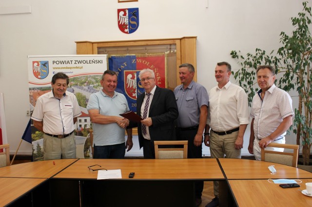 Umowa z wykonawcą podpisana została we wtorek, 6 lipca, w siedzibie Starostwa Powiatowego w Zwoleniu.