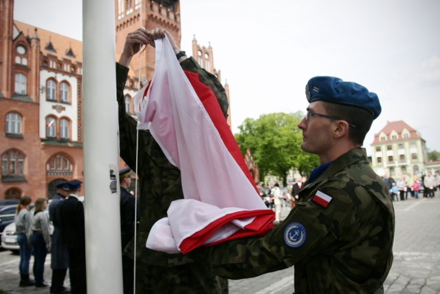 Oprócz Polski, święto flagi narodowej jest obchodzone w licznych państwach na świecie. Między innymi w Stanach Zjednoczonych, Meksyku, Argentynie, Finlandii, Turkmenistanie, Ukrainie, na Litwie i w Chinach.