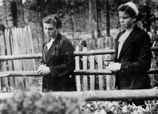 Leokadia Nowik z siostrą Wandą przy grobie dziadka Piotra Zimnocha. Cmentarz w Kargowinie, 1943 r.