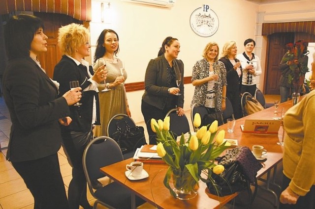 Monika Kościuszkiewicz, szefowa firmy budowlanej, laureatka drugiego miejsca w rankingu (na zdjęciu trzecia od lewej) przyznała, że plebiscyt był zarówno sprawdzianem sympatii znajomych, jak i świetną reklamą jej przedsiębiorstwa.