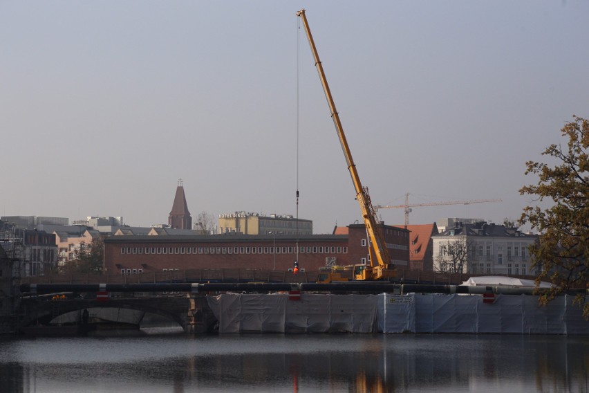 Robotnicy demontują stary ciepłociąg przebiegający po jednym...