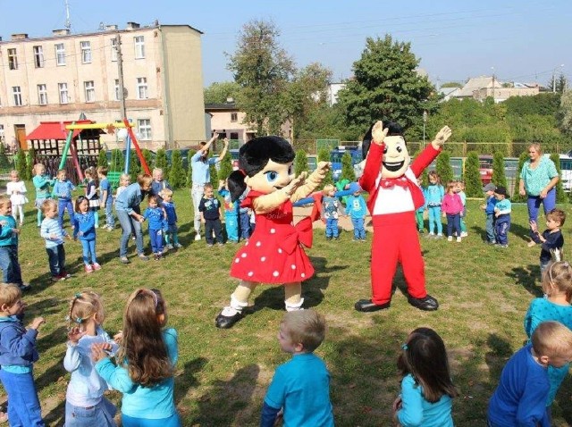 Dzieci świetnie się bawiły, bo odwiedziły je postaci z bajek. Radość była wielka, bo kto nie lubi pląsów i śpiewania?