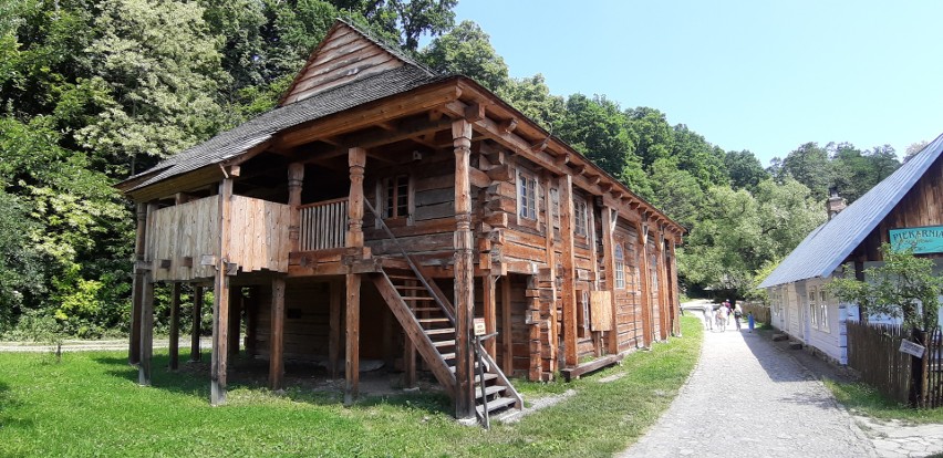 Skansen w Sanoku warto odwiedzić nie tylko dlatego, że jest...