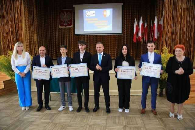 Podczas powiatowego rozpoczęcia roku szkolnego w Skarżysku - Kamiennej grupa uczniów ze szkół średnich odebrała stypendia starosty skarżyskiego.