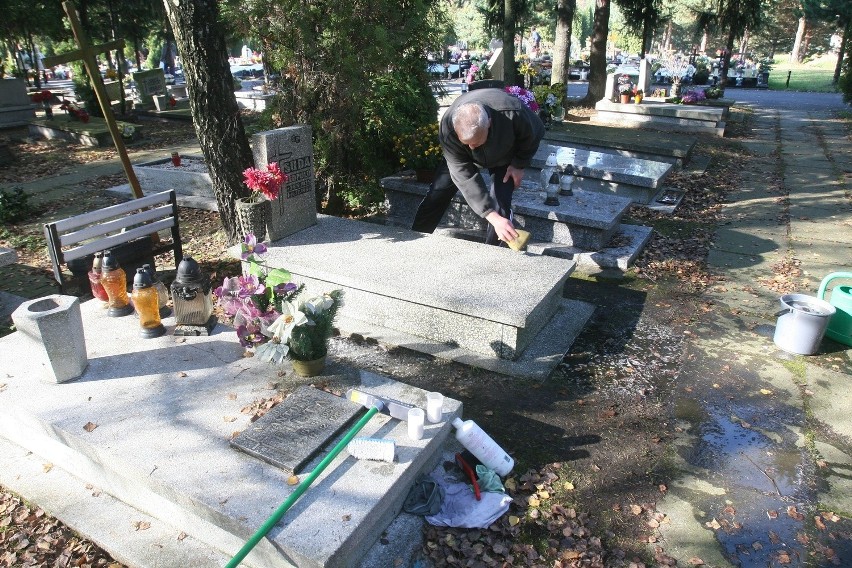 Wszystkich Świętych 2014: Porządki na cmentarzu przy Murckowskiej w Katowicach [ZDJĘCIA]