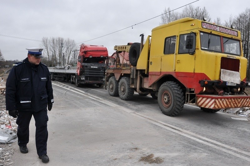 Droga krajowa zablokowana przez 5 godzin [ZDJĘCIA]. Słoiki rozrzucone na szosie