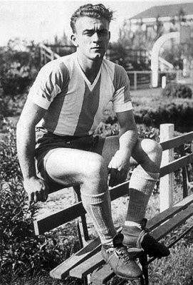 Alfredo di Stefano (zm. 7.07.2014, 88 lat) -  największa legenda Realu Madryt, z którym pięć razy zdobył Puchar Mistrzów". Dwukrotnie uznany był za najlepszego piłkarza Europy, a po zakończeniu piłkarskiej kariery przez kilka lat trenował "Królewskich".