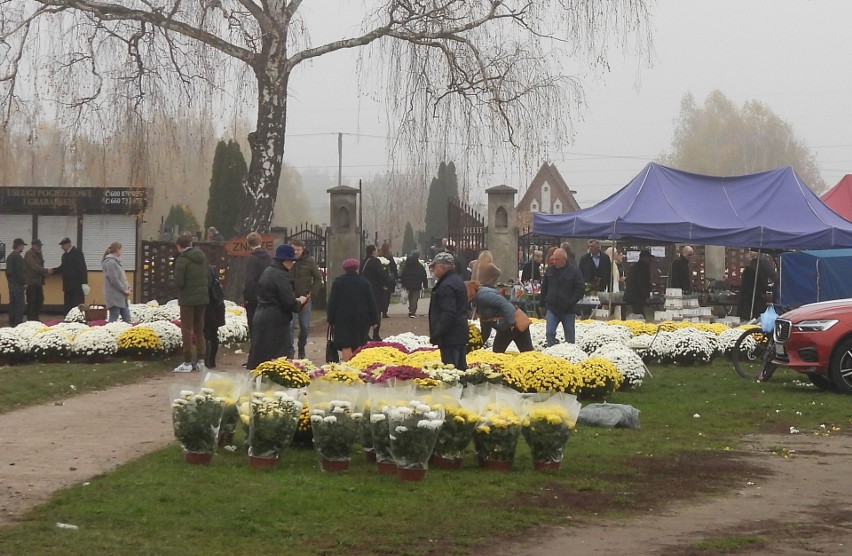 Dzień Wszystkich Świętych na cmentarzu parafialnym w Małkini Górnej. 1.11. 2022. Zdjęcia