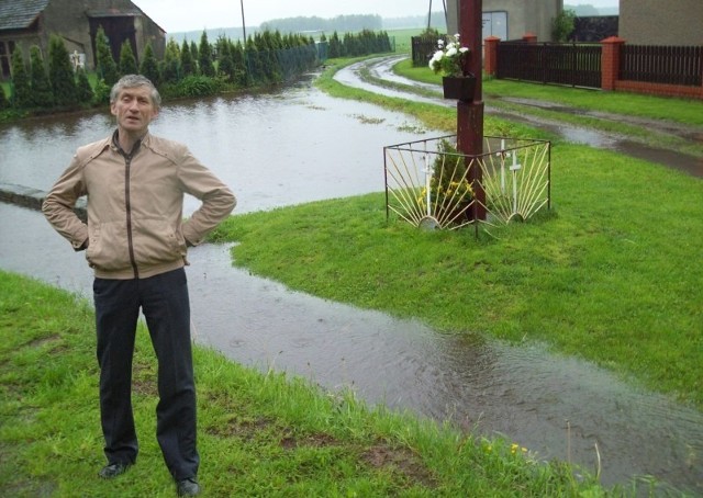 - Ludzie zasypali rowy i teraz po deszczu mój dom zalewa woda - skarży się Joachim Ligendza ze Sternalic (gm. Radłów).