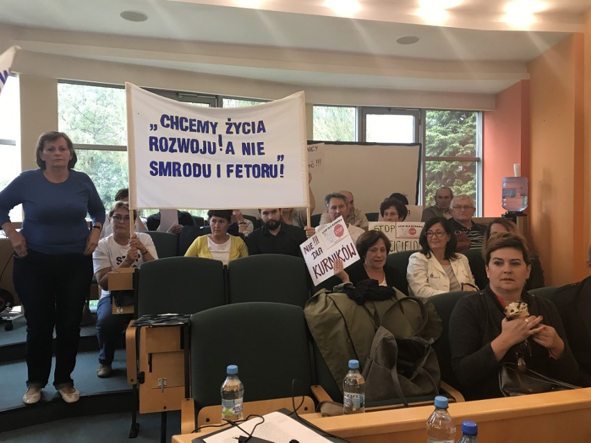 Protest na sesji w Jastrzębiu. Mieszkańcy nie chcą kurnika