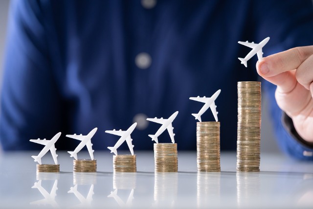 Bilety lotnicze tego lata wydają się wyjątkowo drogie. Co składa się na cenę biletu lotniczego? Jak obniżyć koszty pobniebnych wojaży na wakacje 2022?