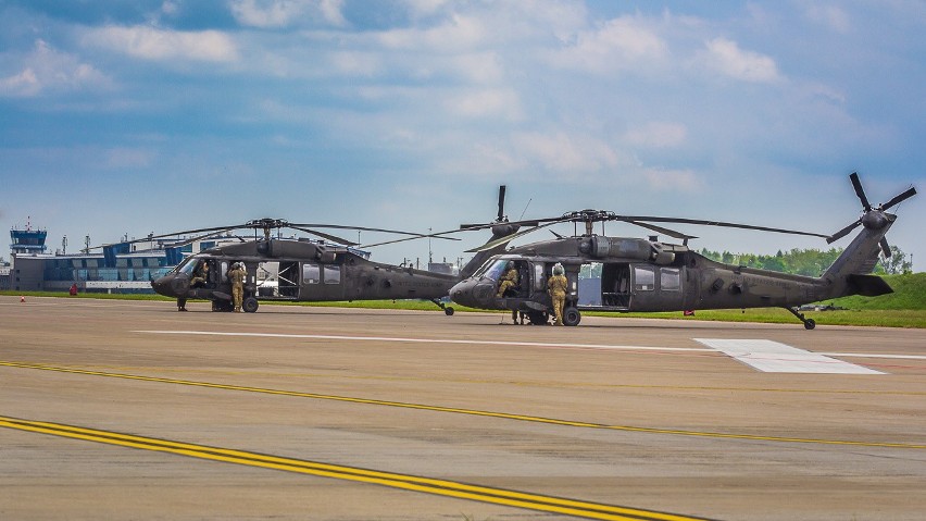 Helikoptery black hawk armii amerykańskiej w Pyrzowicach i Lublińcu. To ćwiczenia wojskowe