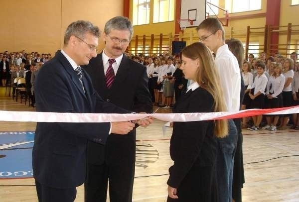 Oficjalnego przecięcia wstęgi dokonali Zbigniew Ostrach, pełniący obowiązki burmistrza Lipska (na zdjęciu pierwszy z lewej)  i dyrektor szkoły Andrzej Białecki.