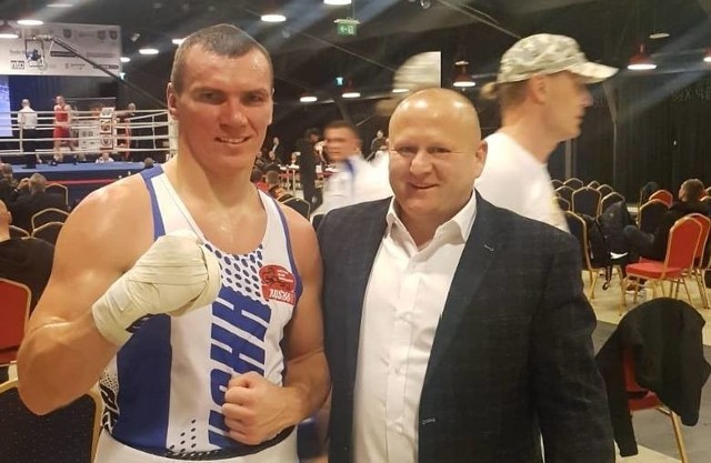 Trener reprezentacji Polski w boksie Ivan Juszczenko wybrał 8-osobowy skład na europejskie kwalifikacje olimpijskie. Turniej odbędzie się w dniach 13-23 marca w Londynie. W tym gronie znalazł się Mateusz Masternak, który pochodzi z powiatu opatowskiego, a reprezentuje  Rushh Kielce. W składzie reprezentacji Polski na turniej w Londynie znaleźli się: 52 kg - Jakub Słomiński, 57 kg - Maciej Jóźwik, 63 kg - Damian Durkacz, 69 kg - Mateusz Polski, 75 kg - Ryszard Lewicki, 81 kg - Sebastian Wiktorzak, 91 kg - Mateusz Masternak, +91 kg - Adam Kulik.- Bardzo ważne okazały się dzisiejsze pojedynki sparingowe, ale oczywiście decyzję podjąłem nie na podstawie jednej walki tylko całego kilkumiesięcznego okresu przygotowawczego, w tym bardzo intensywnej pracy w dwóch pierwszych miesiącach tego roku – mówi trener  Ivan Juszczenko, cytowany przez stronę Polskiego Związku Bokserskiego.- Życzę powodzenia wszystkim naszym pięściarzom w turnieju kwalifikacyjnym w Londynie. Wierzę w naszą kadrę narodową. Wiem jak pięściarze ciężko pracowali na zgrupowaniach na Ukrainie i polskich Centralnych Ośrodkach Sportowych. Marzeniem całego środowiska jest medal olimpijski w Japonii - mówił kielczanin Grzegorz Nowaczek, prezes Polskiego Związku Bokserskiego.Wiadomo już, że w Londynie o przepustkę do Tokio nie będzie walczył inny zawodnik kieleckiego Rushha - Bartosz Gołębiewski. Z ostatnich walk wykluczyła go kontuzja. Mateusz Masternak ma 32 lata. Pochodzi z Łagowicy Starej w powiecie opatowskim, obecnie mieszka we Wrocławiu. Od października 2019 roku reprezentuje barwy kieleckiego klubu Rushh. To były zawodowy mistrz Europy federacji EBU i trzykrotny młodzieżowy mistrz świata federacji WBC. Z klubem Rushh podpisał kontrakt do igrzysk w Tokio.Dorota Kułaga