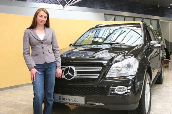 Justyna Kowalczyk i czarny Mercedes GL.