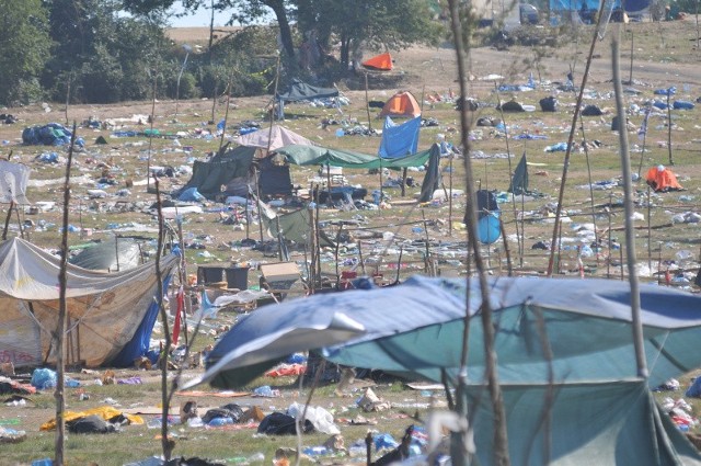 Śmieci na polu Przystanku Woodstock