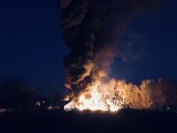 Ogromny pożar hal magazynowych w Wilczycach pod Wrocławiem. Wewnątrz zbiorniki z alkoholem etylowym [ZDJĘCIA]