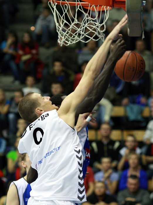 W meczu ekstraklasy koszykówki, Czarni Slupsk wygrali w hali...