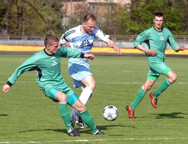 Karpaty Krosno-Orleta Radzyn PodlaskiKarpaty Krosno (bialo-niebieskie stroje) przegraly na swoim boisku z Orletami Radzyn Podlaski 0:1 (0:0)