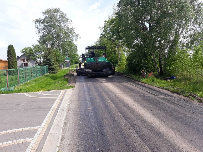 Gorący czas na drogach w powiecie białobrzeskim. Starostwo remontuje drogi zniszczone w czasie podtopień