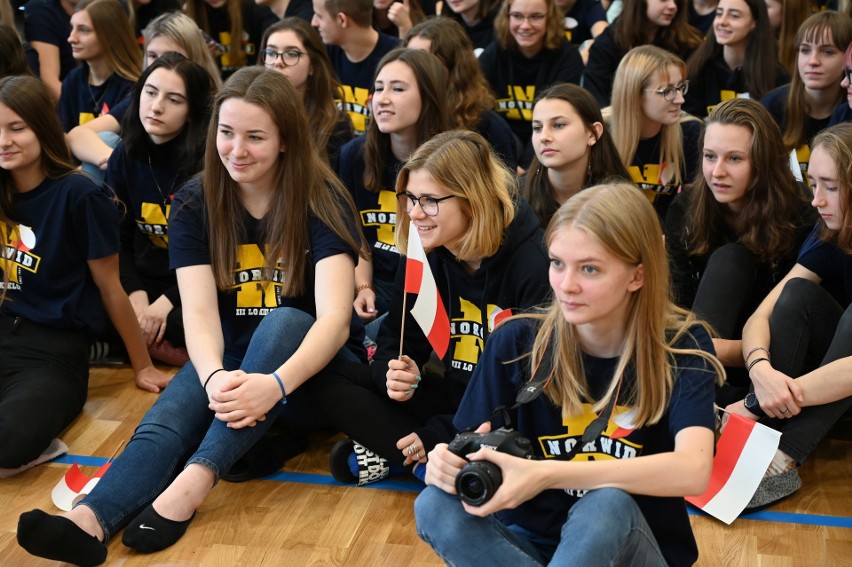 Uczniowie liceum Norwida w Kielcach śpiewają Hymn Polski.  Śpiewało 900 osób! [ZDJĘCIA] 