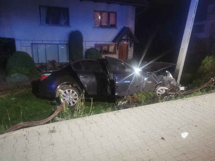 Podhale. BMW wjechało w ogrodzenie, kierowca uciekł. Szuka go policja 